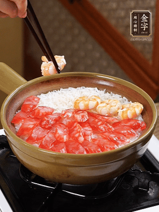 開(kāi)蓋戳幾個(gè)洞均勻受熱，鋪臘腸、蝦仁，蓋蓋小火煮5分